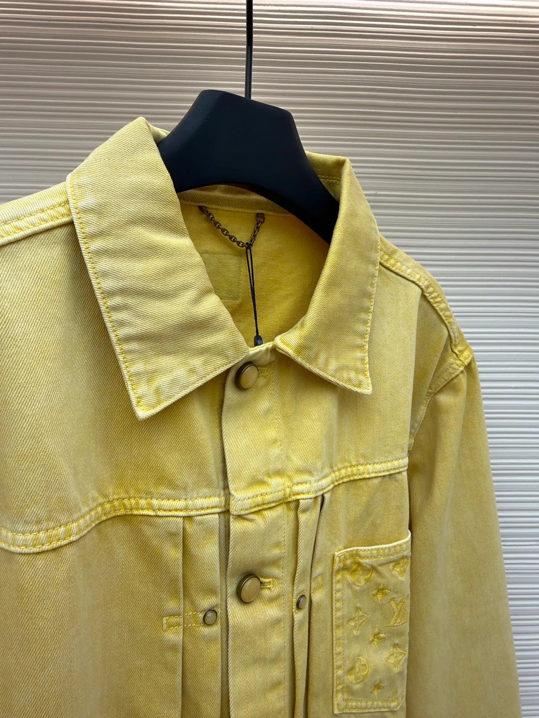 LOUIS VUITTON dyed embossed denim jacket ●Original version: Purchased and developed in 19594 ●Item number: 1681049-B65 ●Material: denim fabric ●Technology: embossed production ●Version: fitted version ●Weight: about 1049 grams ●Size: 46-48-50-52 ●Description: This style is processed through garment dyeing to create a washed retro effect, and then uses a splicing structure and hammer fixing rings to express the workwear style. Monogram embroidery adorns the sides and left patch pocket, and pearlescent buttons and rivets complete the detail. Pair it with the same style to add to your summer wardrobe. The overall wiring is straight and delicate, the fabric is comfortable and soft, and the color is consistent without color difference. It can be matched with the same style to create a fashionable look and control various occasions. Customized accessories, complete with three standards, same style for men and women!